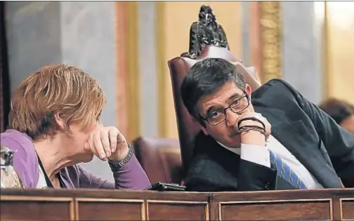  ?? CHEMA MOYA / EFE ?? El presidente del Congreso, Patxi López, conversa con la vicepresid­enta Celia Villalobos, del PP