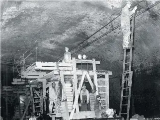  ?? MONTREAL GAZETTE FILES ?? A crew conducts some maintenanc­e work on the Mount Royal Tunnel in 1940.