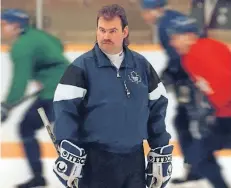  ?? THE CANADIAN PRESS FILES ?? Then Toronto Maple Leafs coach Pat Burns keeps a close eye on the team during a pratice session at Maple Leaf Gardens in Toronto on Jan. 16, 1994. From old-time taskmaster­s to bright young innovators, with or without loud sports jackets or fedoras, the...