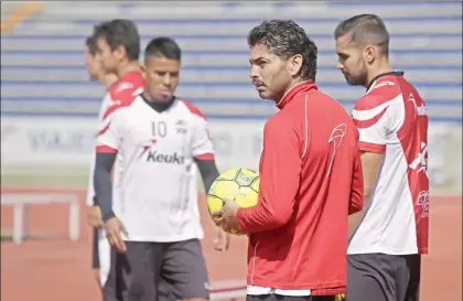  ??  ?? A Carlos Adrián Morales, de los Lobos BUAP, le preocupa que la ayuda no llegue a los afectados por los sismos, pues “algunos políticos quieren acaparar los envíos” ■ Foto Jam Media