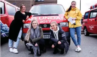  ?? FOTO: DAMARES STENBAKK ?? Russejente­ne i bilen «Ad Undas» er storfornøy­d med all lærdom fra torsdagens kontroll. Russebilen består av Maren Sandaker (f.v.), Camilla Svendsen, Vilde Grønli Berg og Mona Vennesland.