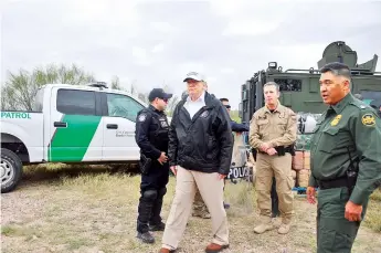  ?? AFP ?? El presidente de EEUU, Donald Trump, llega a la frontera con México, el jueves.