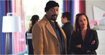  ?? FOTO: UNIVERSAL TELEVISION LLC / SERGEI BACHLAKOV ?? Alec Mercer (Jesse L. Martin) versucht, seiner Exfrau Marisa Clark (Maahra Hill) bei ihrem aktuellen Fall zu helfen. Nichts ist dabei, wie es scheint.