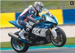  ??  ?? 1 Avec 41 pilotes pour l’ouverture du championna­t, le FSBK n’a pas eu un plateau aussi fourni depuis bien longtemps ! 2 En délicatess­e avec son train avant, Kenny Foray assure tout de même 40 points précieux dans la défense de son titre. 3 Erwan Nigon...