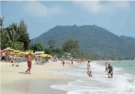  ?? Foto: Andrea Warnecke/dpa-tmn ?? Baden in Thailand: Die Insel Ko Samui eignet sich auch für einen Urlaub im deutschen Sommer.