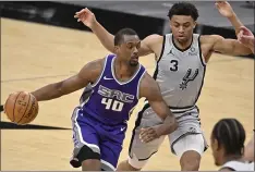  ?? DARREN ABATE — THE ASSOCIATED PRESS ?? The Sacramento Kings’ Harrison Barnes
(40) drives around the San Antonio Spurs’ Keldon Johnson during the second half Monday in San Antonio.