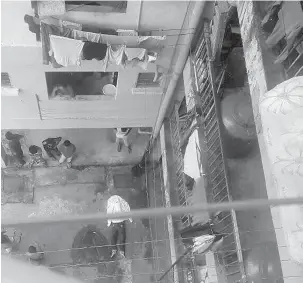  ??  ?? TRAGEDI: Gambar mayat mangsa dibawa dari tingkat 4 Flat PPR Taman Mesra.