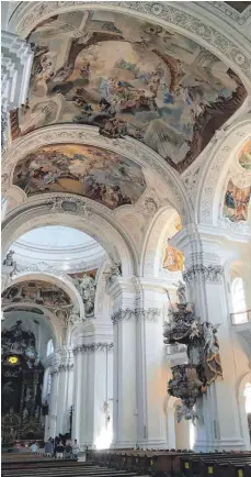  ?? FOTO: OLIVER LINSENMAIE­R ?? Auch Fresken und Kapitelle in der Basilika müssen gereinigt und ausgebesse­rt werden.