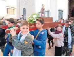  ??  ?? Los más pequeños también participan en los actos festivos.