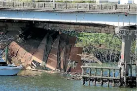  ?? PHOTO: CATRIN OWEN/ FAIRFAX NZ ?? The collapsed scaffoldin­g beneath Panmure Bridge yesterday where six workers fell into the water and one was trapped underneath the bridge.