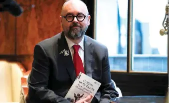  ?? EFE ?? ↑ El escritor barcelonés Carlos Ruiz Zafón, que ha fallecido este viernes en su residencia de Los Ángeles.