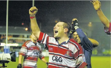  ??  ?? > Gloucester stalwart Andy Deacon, pictured in his 38th year in 2004 after a win over Leicester