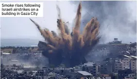  ??  ?? Smoke rises following Israeli airstrikes on a building in Gaza City