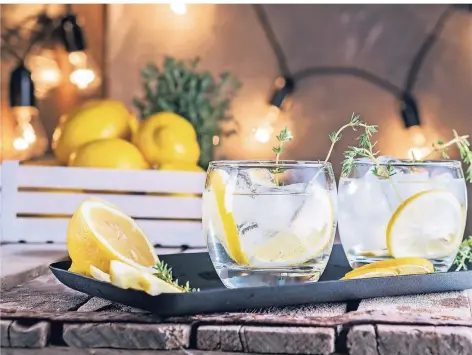  ?? FOTO: GETTY IMAGES ?? Ein Cocktail mit Gin, Zitronen und Thymian ist lecker und gesund.