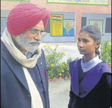  ?? HT PHOTO ?? Ex-army chief Gen JJ Singh interactin­g with a student at a school at Sohal village in Khadoor Sahib on Sunday.