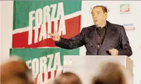  ?? Ansa ?? Showman L’ex premier Silvio Berlusconi sul palco durante un comizio elettorale di Forza Italia