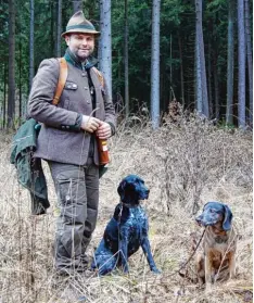  ??  ?? Der Oberbayer Martin Michael Mayer – hier mit seinen Jagdhündin­nen Ilka (links) und Nora – war 2014 deutscher Vizemeiste­r im Hirschrufe­n.