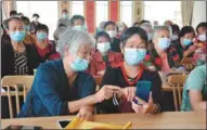  ?? XINHUA ?? Residents take a class on using smartphone­s in Xiamen, Fujian province. The course is designed to help the elderly overcome technology-related problems in their daily lives.