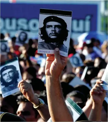  ?? PHOTO AFP ?? Une foule nombreuse a rendu hommage, hier à Santa Clara, dans le centre de Cuba, à Ernesto « Che » Guevarra. Ce héros de la révolution est mort il y a 50 ans, en Bolivie.