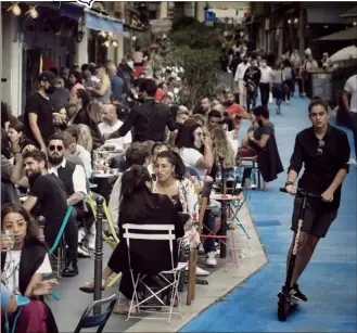  ?? (Photo Frantz Bouton) ?? La foule à Nice, profitant des terrasses, en juin dernier.