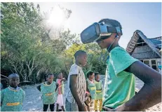  ?? FOTO: LUKAS MÜLLER ?? In Mosambik testen Schüler die ersten Unterwasse­r-Ausflüge mit Virtual-Reality-Brillen.