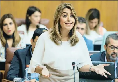  ?? JULIO MUÑOZ / EFE ?? La presidenta de la Junta de Andalucía, Susana Díaz, intervinie­ndo ayer en el Parlamento regional