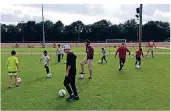  ??  ?? Gemeinsam kickt einer der Mannschaft­en auf dem Fußballpla­tz in Hackenbroi­ch.