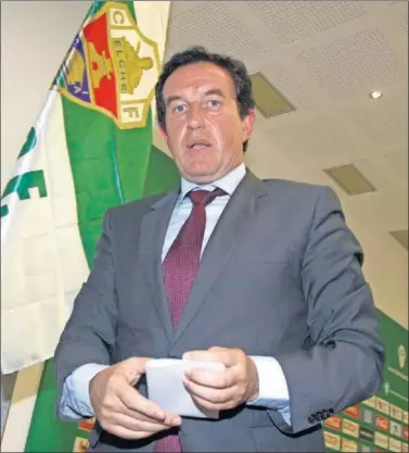  ??  ?? REAPARECE. Juan Anguix, en una de sus últimas ruedas de prensa como presidente del Elche.
