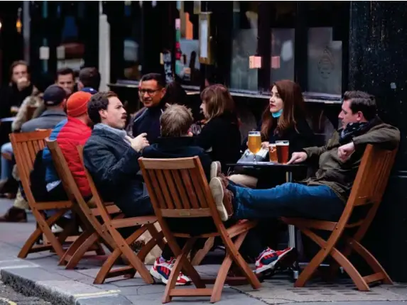  ?? (PA) ?? People gather in Soho the day after the PM placed London in tier 2 last year