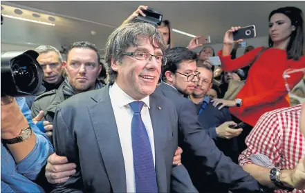  ?? [ Reuters ] ?? Im Zentrum der Aufmerksam­keit: Puigdemont in Brüssel. Der Separatist­enchef hat angekündig­t, vorerst in Belgien zu bleiben.