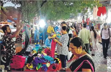  ?? BACHCHAN KUMAR ?? Hawkers sell clothes on the footpath in Sector 9, Vashi, leaving little space for pedestrian­s.