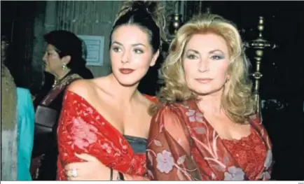  ?? EFE ?? La desapareci­da cantante Rocío Jurado, en una imagen de archivo junto a su hija mayor, Rocío Carrasco.