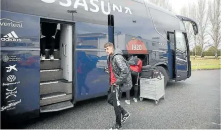  ?? ?? Aimar Oroz se sube al autobús antes de emprender el camino a Girona.