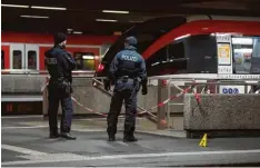 ?? Foto: dpa ?? Ein Mann griff völlig überrasche­nd Reisende am Düsseldorf­er Bahnhof mit einer Axt an. Nach der Bluttat riegelte die Polizei das Gelände ab.