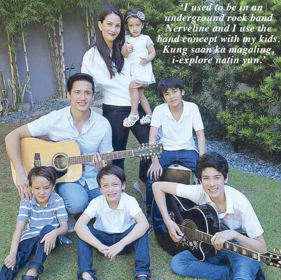  ??  ?? Gian Sotto (left) with wife Joy (standing) and kids (clockwise from top) Amari, Edrigu, Hugo, Sandro, and Rossano.