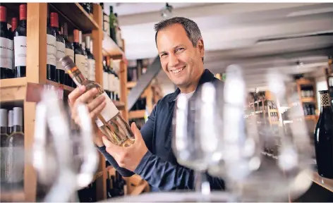  ?? RP-FOTO: RALPH MATZERATH ?? „Deutscher Weißwein ist in, Primeur ist out“, sagt Thomas Kaiser vom Langenfeld­er Weinhaus am Markt.