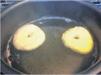  ?? CONTRIBUTE­D ?? Drop bagels, two or three at a time, into a pot of boiling water mixed with honey.