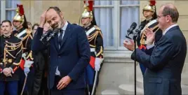  ?? (Photo AFP) ?? Édouard Philippe et Jean Castex se sont mutuelleme­nt louangés, hier soir, lors de la passation de pouvoir à Matignon.