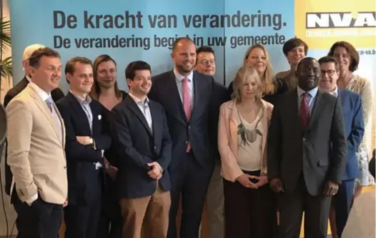  ?? © belga ?? Theo Francken met de Brusselse NVAlijsttr­ekkers voor de gemeentera­adsverkiez­ingen.
