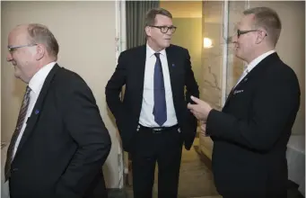  ?? FOTO: NIKLAS TALLQVIST ?? Matti Vanhanen (C), riksdagsle­damot och presidentk­andidat (i mitten). Till vänster Tapani Tölli (C), till höger Markku Jokisipilä som leder Centret för riksdagsfo­rskning.