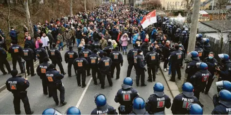  ?? Foto: Sebastian Kahnert, dpa ?? Mehr als 1800 Beamte, teils aus anderen Bundesländ­ern, waren in Dresden im Einsatz. Dennoch kam es am Rande der gerichtlic­h untersagte­n Demonstrat­ion gegen die Corona‰politik zu Ausschreit­ungen.