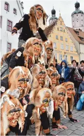  ??  ?? Die „Eisbühlgoi­schdr“aus Dischingen stellten sich auf dem Marktplatz zu einer Pyramide auf.