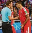  ?? Foto: dpa ?? Mit der Leistung des deutschen Schieds richters Felix Brych (links) waren Aleks andar Mitrovic und die Serben nicht ein verstanden.