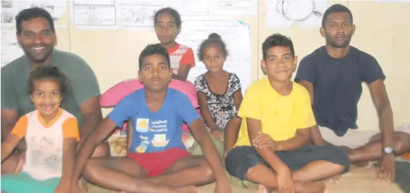  ?? Photo: Shalveer Aujla ?? Waisale Ralaku with his five children and a relative at the Toko Indian School evacuation centre.