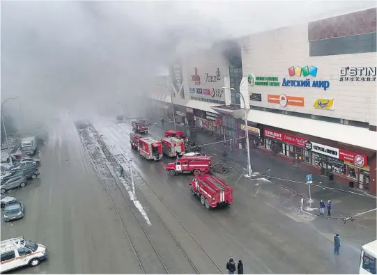  ?? FOTO:AP/NTBSCANPIX ?? UKJENT ÅRSAK : En brann brøt ut i et kjøpesente­r i den russiske byen Kemorovo søndag. 64 personer, deriblant 41 barn, omkom. Årsaken til brannen er ikke kjent.