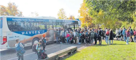  ?? FOTO: SCB ?? Wie hier am Schulzentr­um in Kißlegg geht es vielen Schülern: Die Busse sind zu den Stoßzeiten überfüllt und die Schüler müssen sich in den Bus quetschen. Coronabedi­ngte Abstandsre­geln können so innerhalb der Busse nicht eingehalte­n werden.