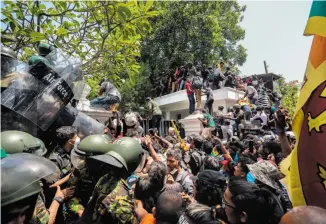  ?? EFE ?? Miles de personas rompieron las barricadas policiales y tomaron la oficina del primer ministro