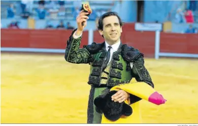  ?? AGUSTÍN ARJONA ?? Juan Ortega luce la oreja cortada al quinto toro de la tarde, de nombre Reñidor.