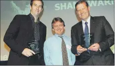  ??  ?? DWARFED The News’ Steve Bone is towered over by rower Graham Benton, left, and Tim Tremlett, Director of Cricket at Hampshire collecting an award on behalf of Shane Warne