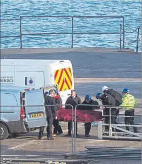  ?? FOTO: AP ?? El ferétro de Emiliano Sala en el momento de ser trasladado al instituto forense